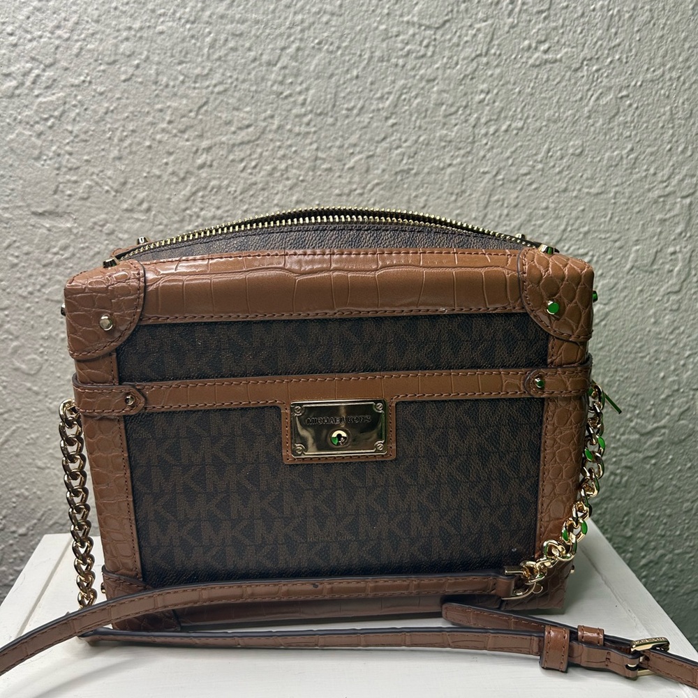 Michael Kors crossbody with gold hardware - Picture 1 of 4